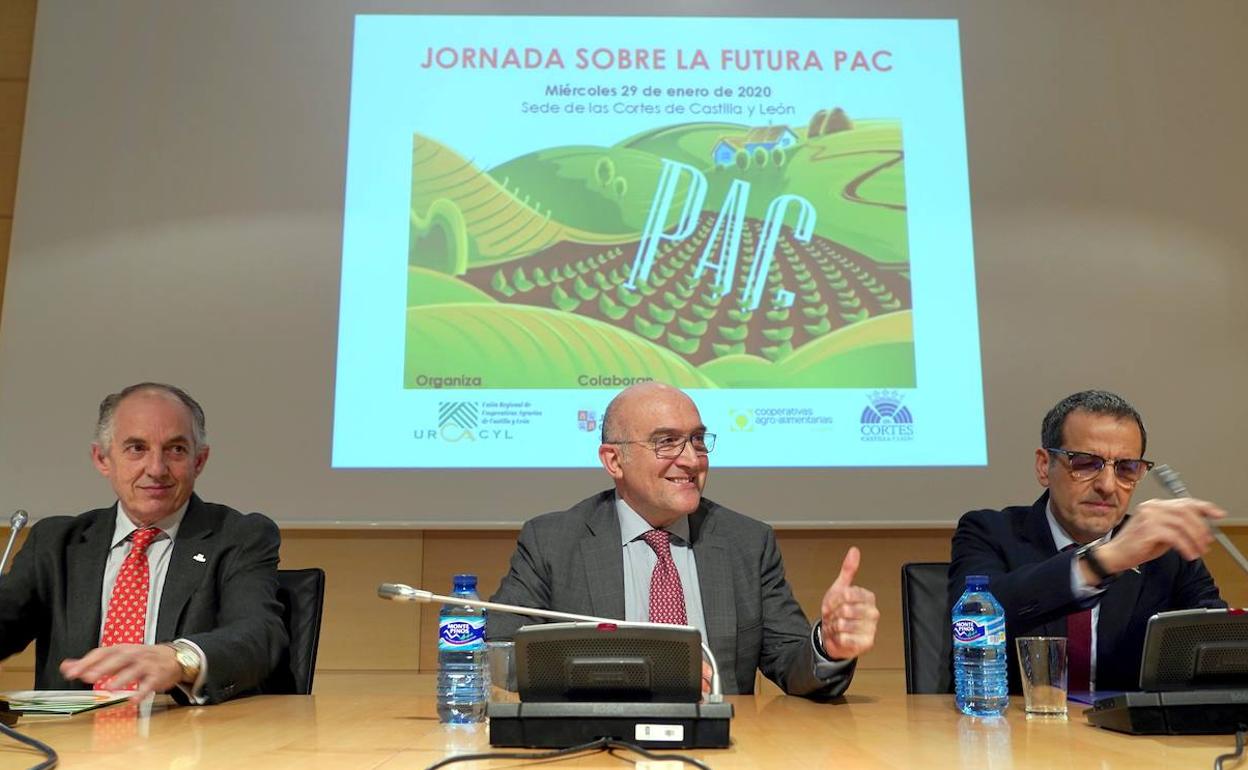 El consejero de Agricultura, Ganadería y Desarrollo Rural, Jesús Julio Carnero, inaugura una jornada sobre la futura PAC junto al gerente de Urcacyl, Jerónimo Lozano, y el presidente de Urcacyl Fernando Antúnez.