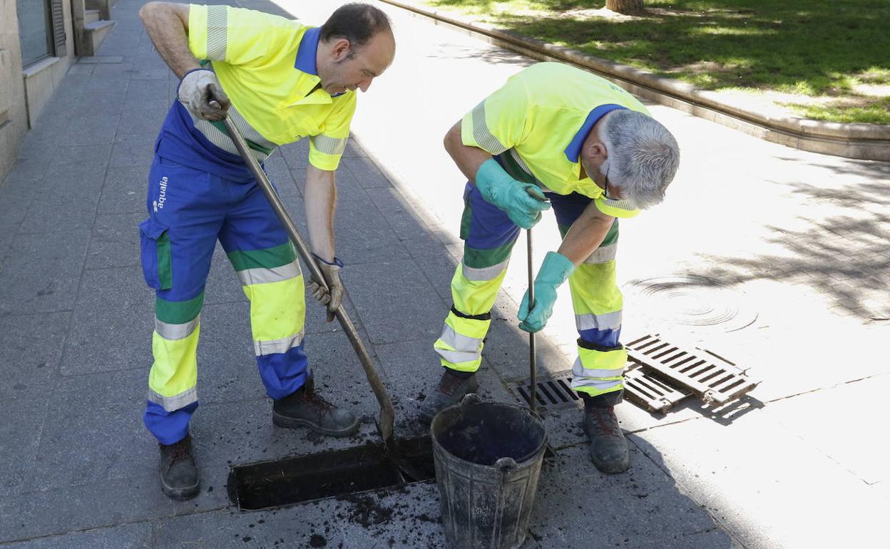 Imagen de archivo de dos trabajadores municipales en su jornada laboral. 