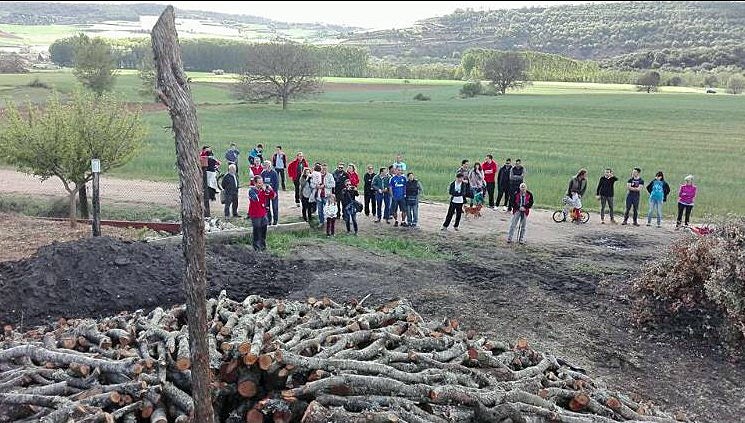 Retuerta es el único pueblo burgalés y castellanoleonés que aún mantiene vivo un oficio extinguido en otros lugares, el de la elaboración de carbón vegetal de encina. 