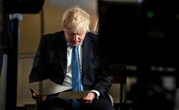 Boris Johnson lee unas notas mientras graba el vídeo del discurso que se emitirá esta noche con motivo del 'brexit'.