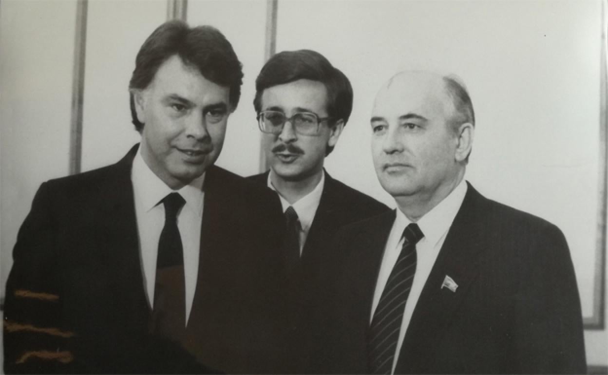 Una de las fotos cedidas, en las que aparecen el Presidente del Gobierno Español, Felipe González, con Mijaíl Gorbachov, Secretario General del PCUS y con Andrei Gromiko, Miembro del Poder político del PCUS. 