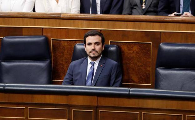 Los cinco ministros de Unidas Podemos aplauden al Rey, sus diputados no