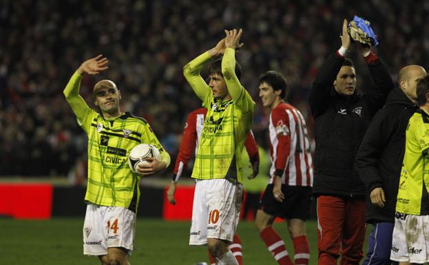 Imagen principal - Villarreal y Racing también mordieron el polvo ante un Mirandés que sólo cedió frente al Athletic.