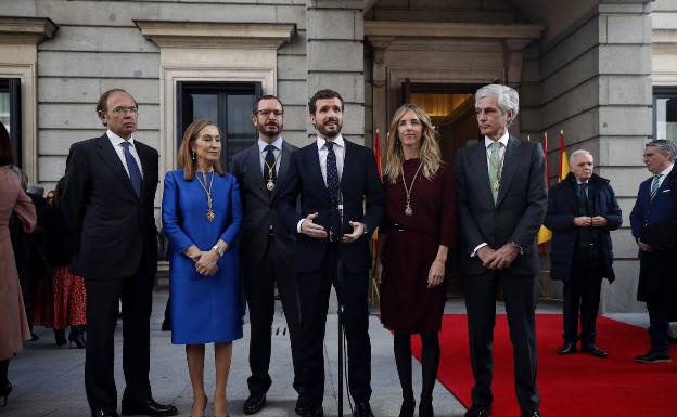 Casado, en el Congreso, junto a los portavoces del PP y miembros de las mesas de las Cortes. 