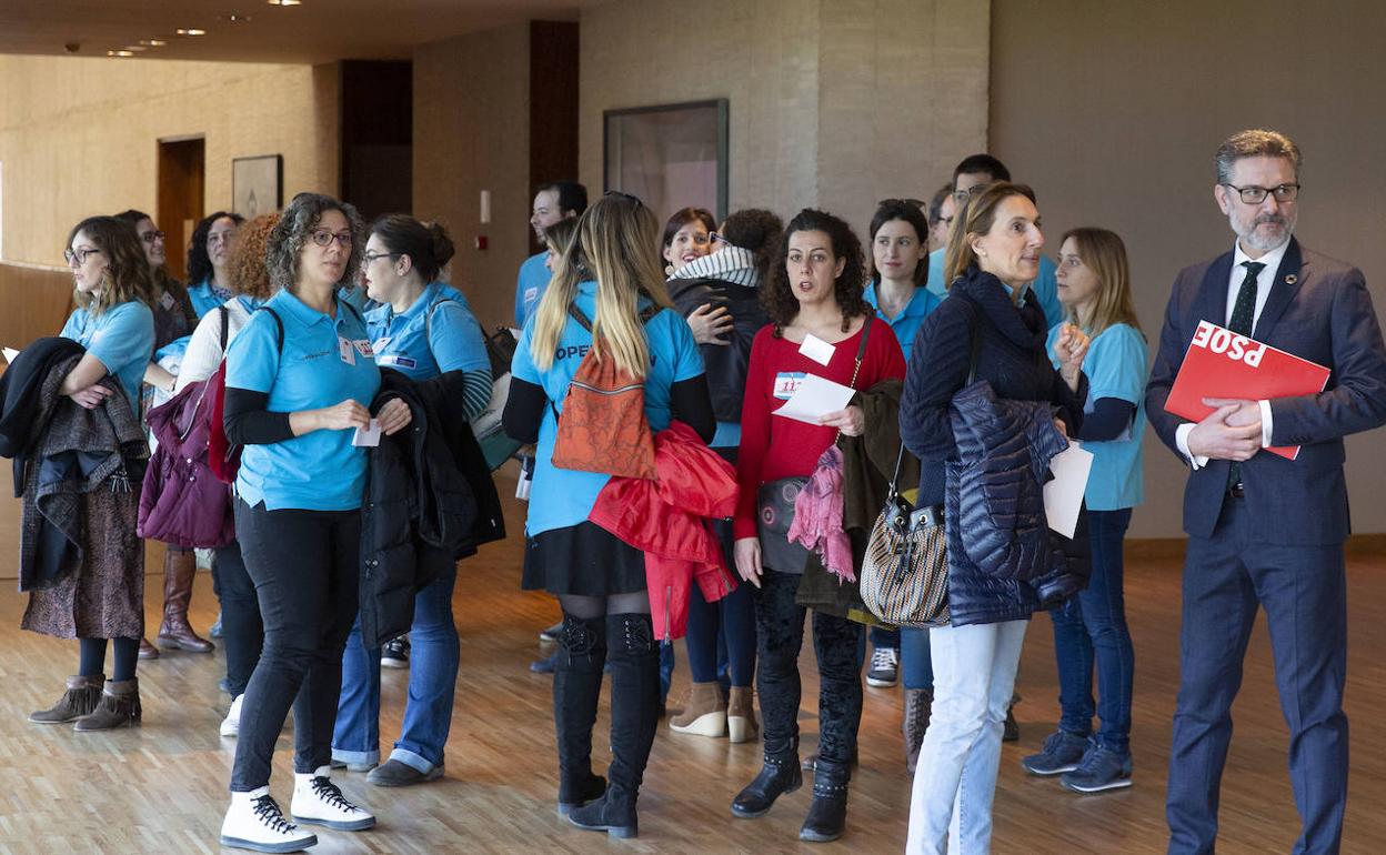 Trabajadores del 1-1-2, antes de presenciar el debate en el Pleno de las Cortes el pasado martes. 