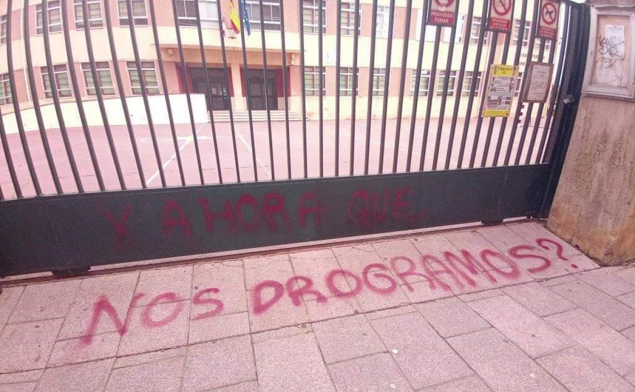 Pintada, ya borrada, que apareció a las puertas del Colegio Público Juan Abascal de Briviesca. 