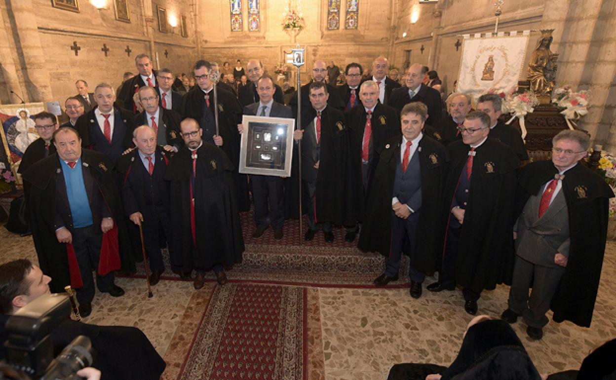 Eduardo González, nuevo presidente de AECC Burgos, en el centro, con el galardón del Tito de Oro 2020