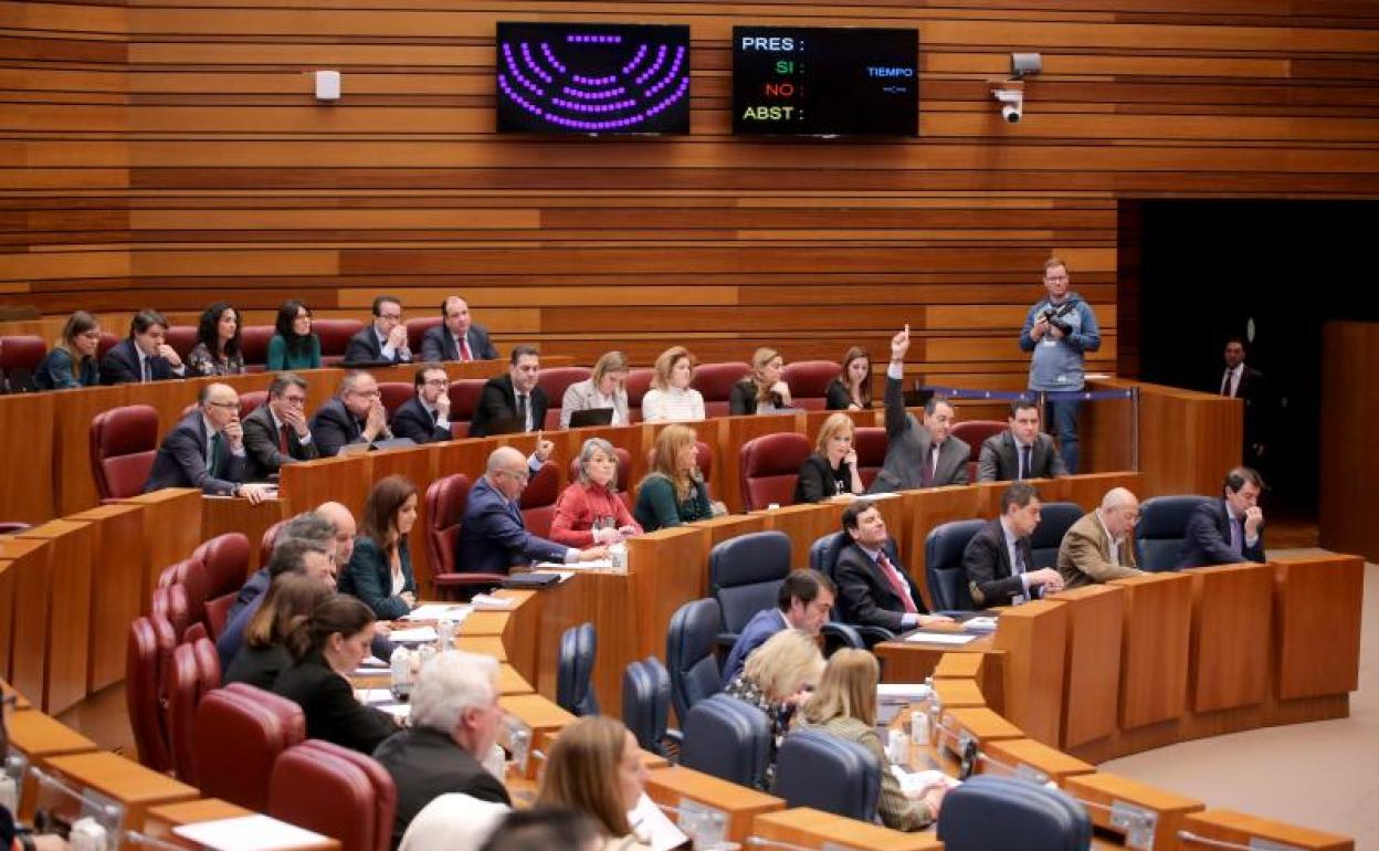 Procuradores del PP y Cs en el hemiciclo de las Cortes en el pleno de esta semana.