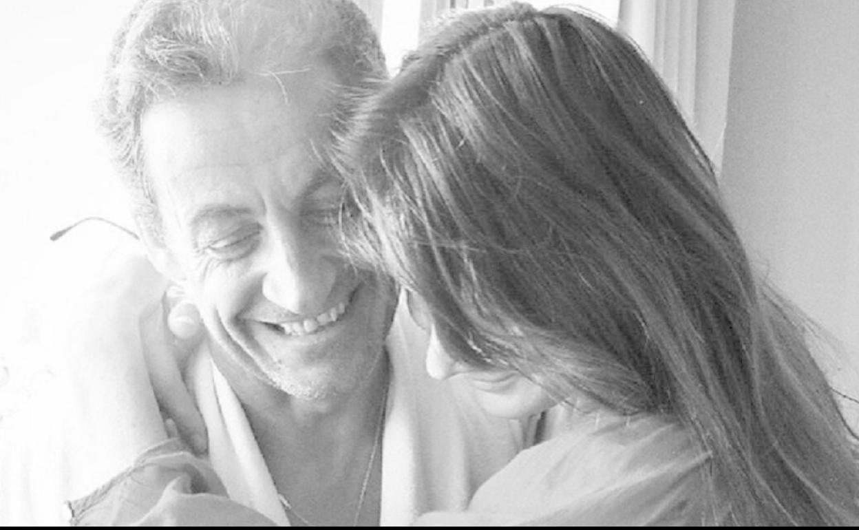 Carla Bruni y Nicolás Sarkozy, en Instagram.