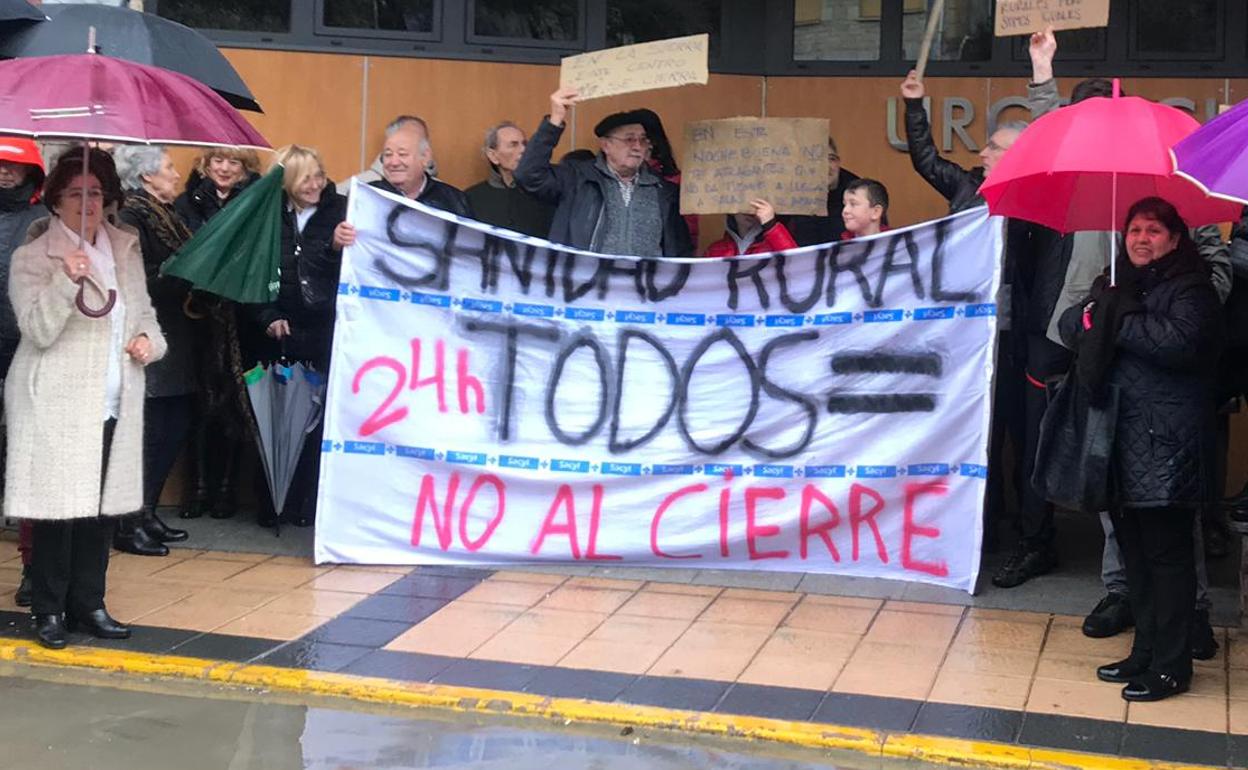 Protesta frente al centro de salud de Quintanar a finales de 2019 por la posible supresión de las urgencias en Nochebuena. 