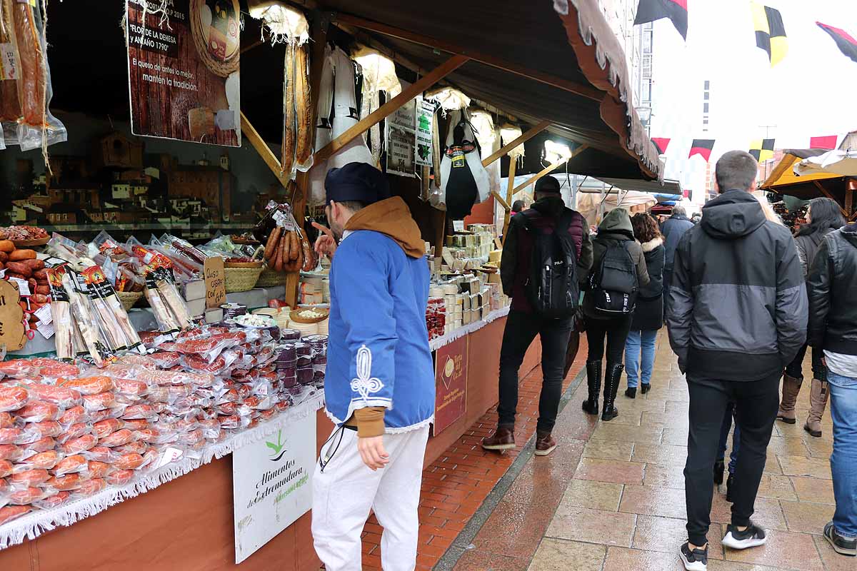 Hasta la época medieval pueden viajar los burgaleses que este fin de semana se acerquen hasta este barrio | Decenas de puestos artesanales, bailarines, músicos, herreros participan para despedir Las Candelas. 