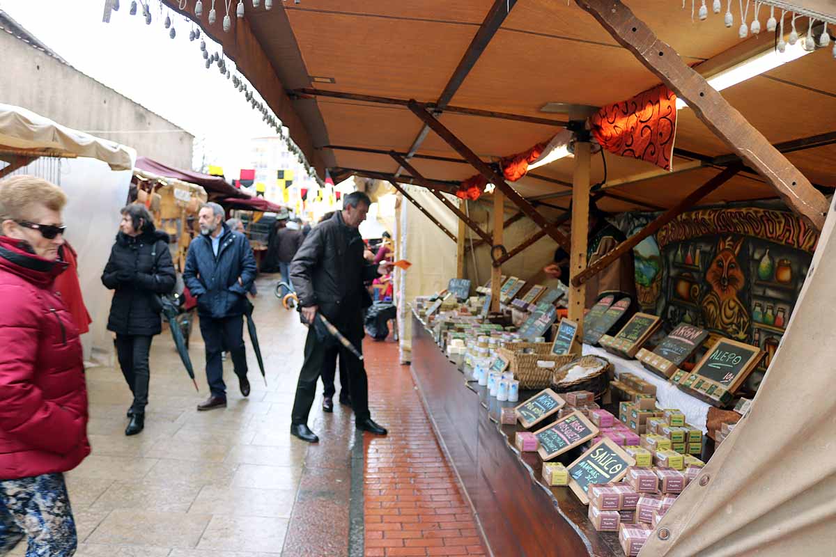Hasta la época medieval pueden viajar los burgaleses que este fin de semana se acerquen hasta este barrio | Decenas de puestos artesanales, bailarines, músicos, herreros participan para despedir Las Candelas. 