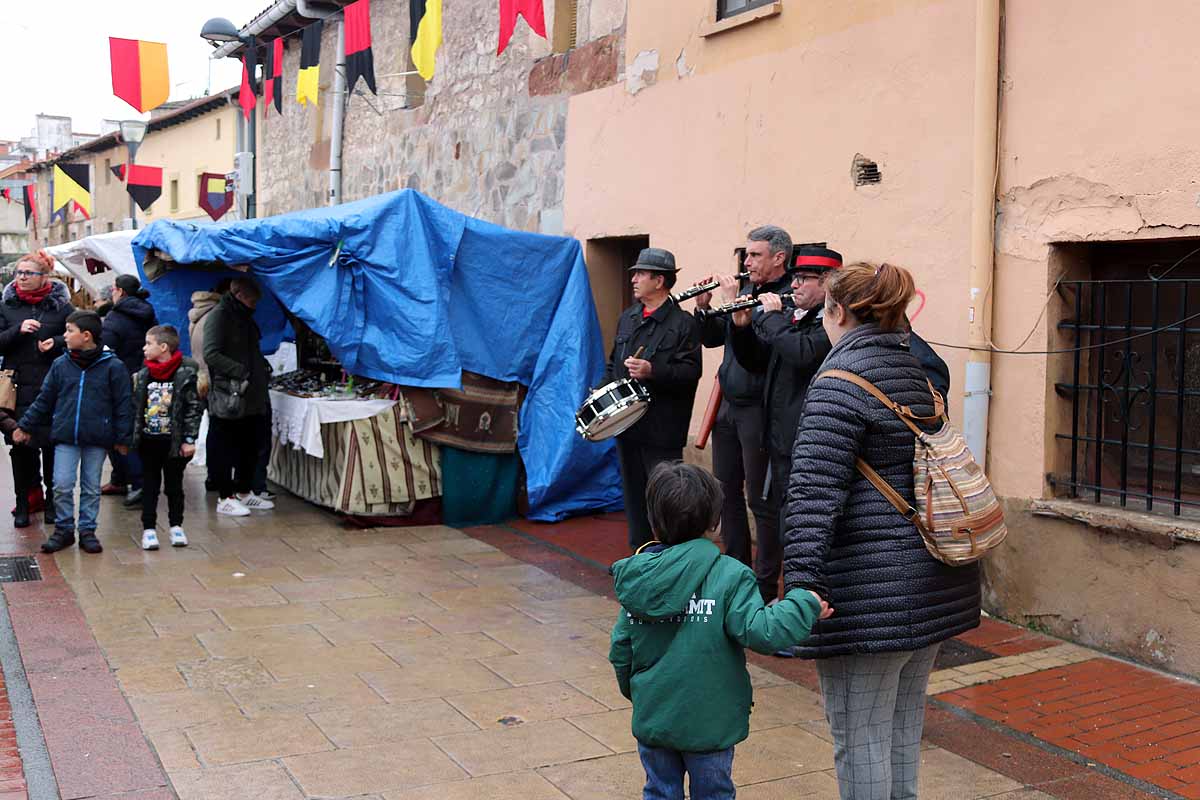 Hasta la época medieval pueden viajar los burgaleses que este fin de semana se acerquen hasta este barrio | Decenas de puestos artesanales, bailarines, músicos, herreros participan para despedir Las Candelas. 