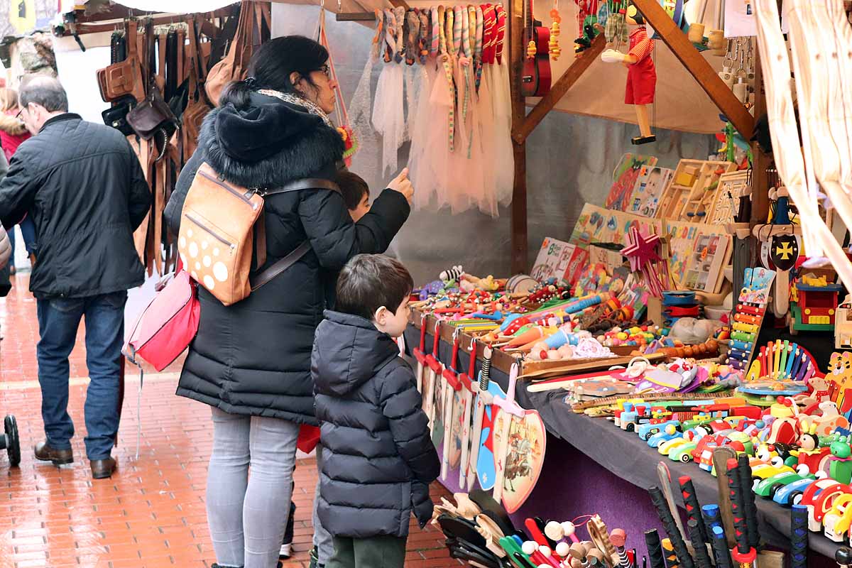 Hasta la época medieval pueden viajar los burgaleses que este fin de semana se acerquen hasta este barrio | Decenas de puestos artesanales, bailarines, músicos, herreros participan para despedir Las Candelas. 