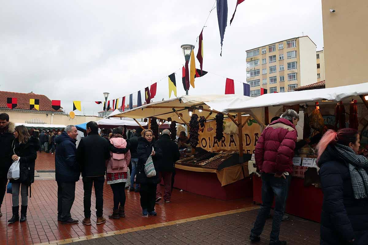 Hasta la época medieval pueden viajar los burgaleses que este fin de semana se acerquen hasta este barrio | Decenas de puestos artesanales, bailarines, músicos, herreros participan para despedir Las Candelas. 