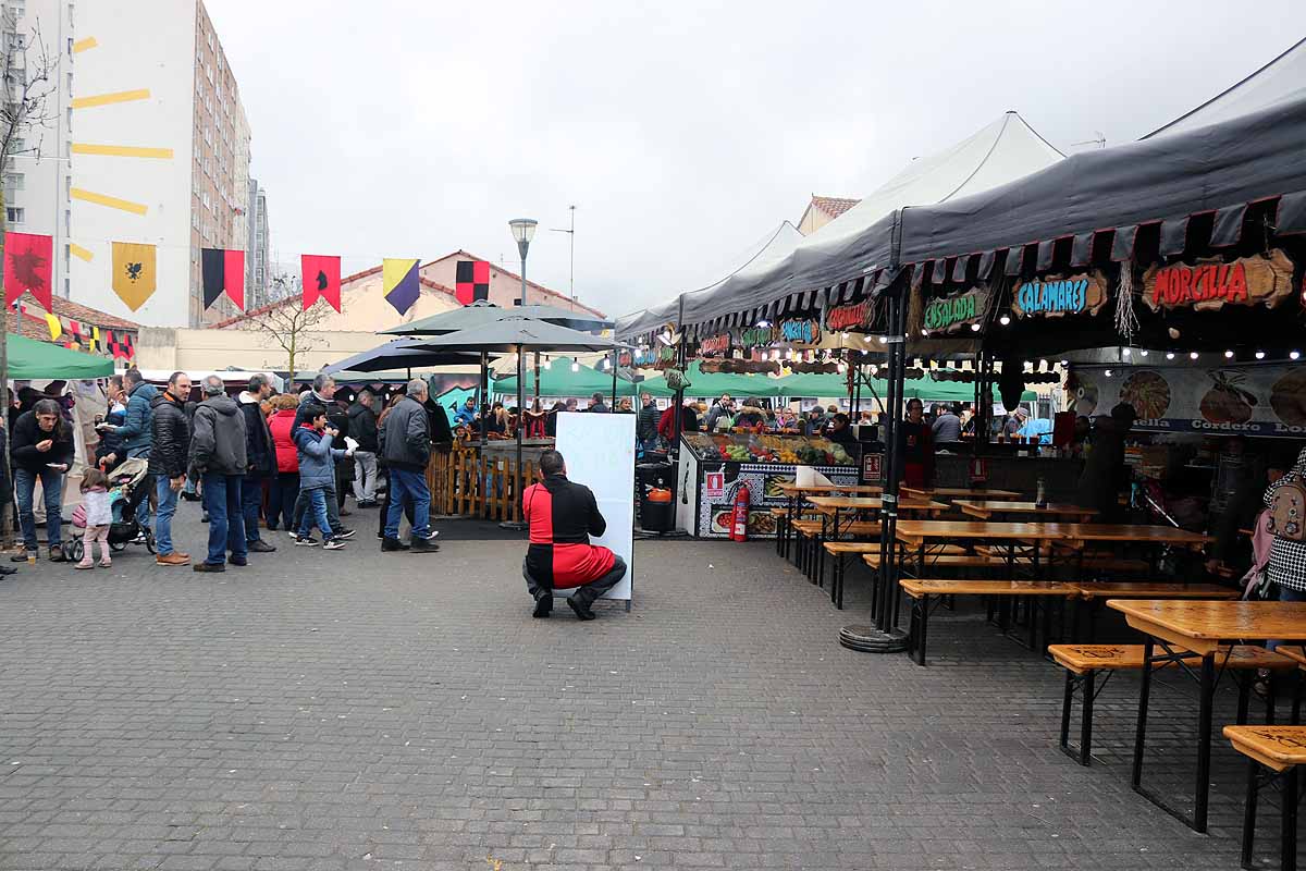Hasta la época medieval pueden viajar los burgaleses que este fin de semana se acerquen hasta este barrio | Decenas de puestos artesanales, bailarines, músicos, herreros participan para despedir Las Candelas. 