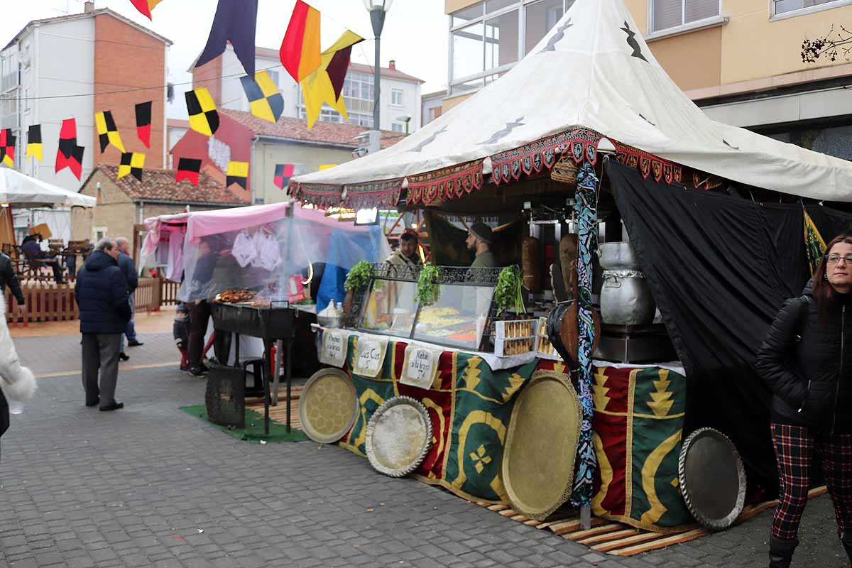 Hasta la época medieval pueden viajar los burgaleses que este fin de semana se acerquen hasta este barrio | Decenas de puestos artesanales, bailarines, músicos, herreros participan para despedir Las Candelas. 