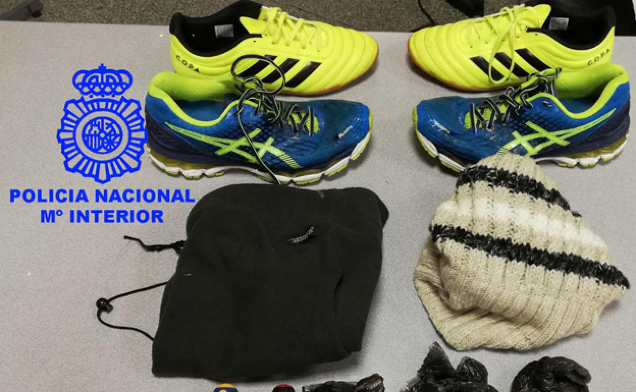 Objetos que le fueron encontrados a uno de los delincuentes. 