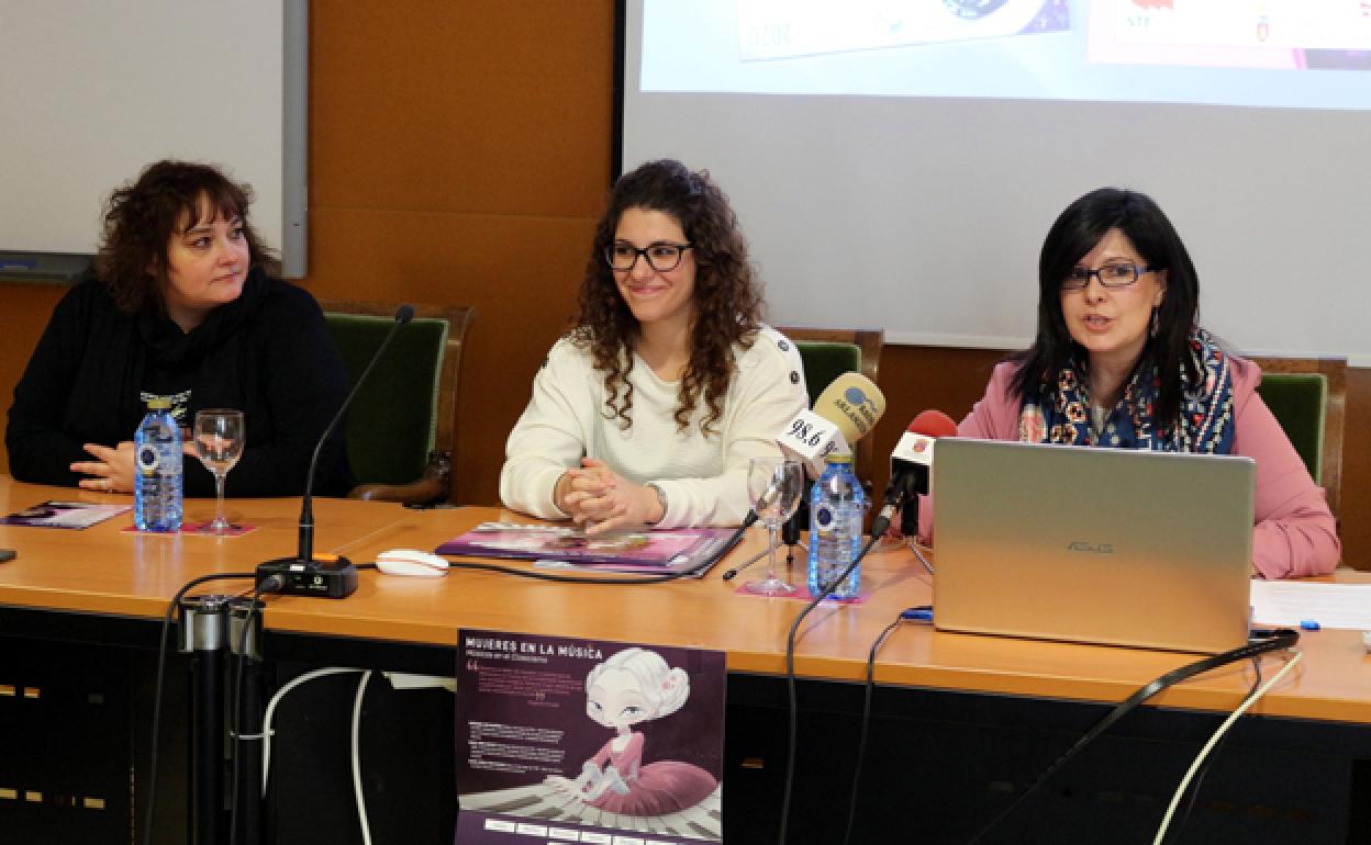 Isabel Menéndez, Marta Pilar Hernando y Elena Ferrero, durante la presentación. 