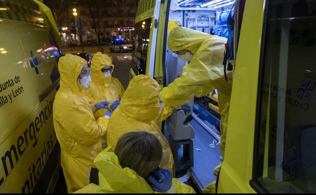 Personal sanitario durante la intervención del lunes por el protocolo del coronavirus. 