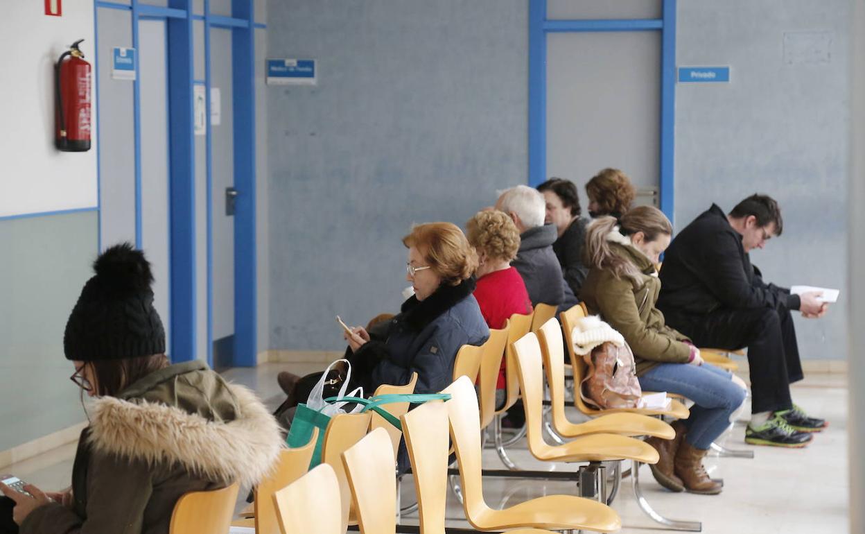 Imagen de los pacientes en la sala de espera del centro de salud