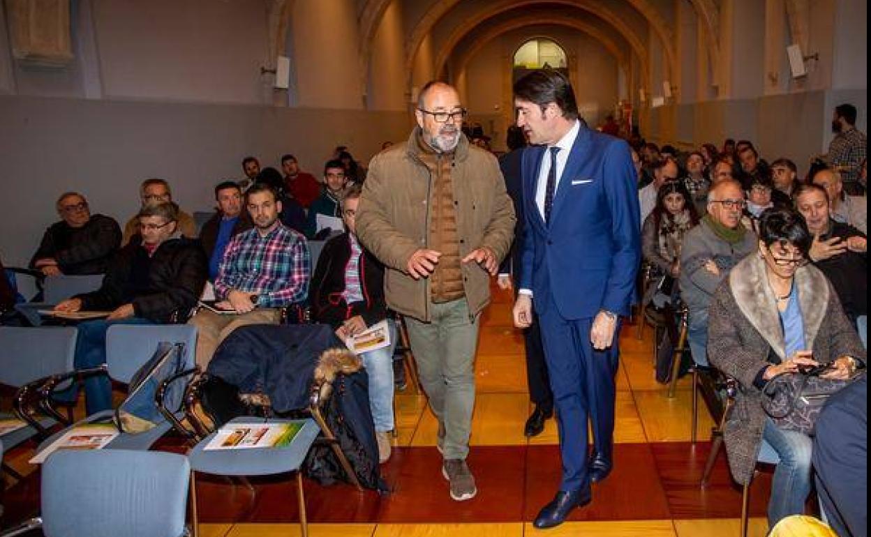 José Manuel de las Heras y Juan Carlos Suárez-Quiñones en la inauguración de las jornadas apícolas