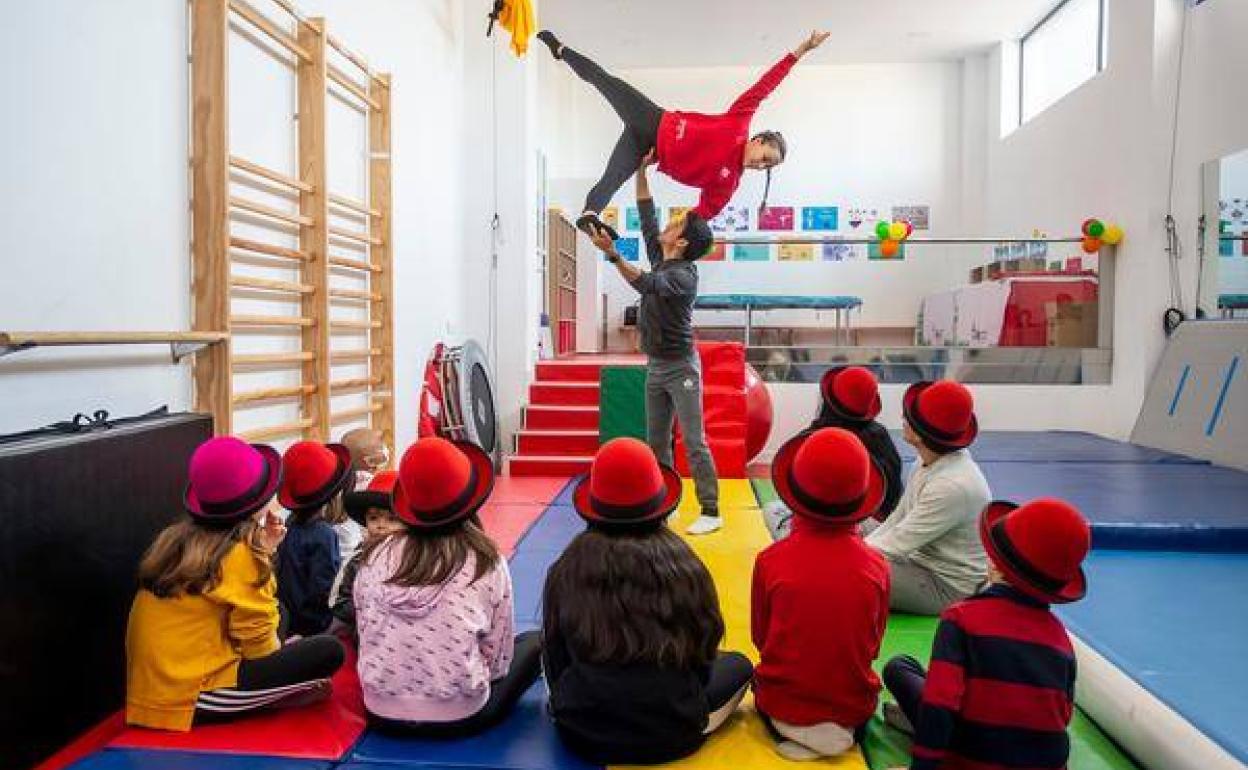 Los niños han podido acercarse a la vida en el circo y aprender a hacer acrobacias