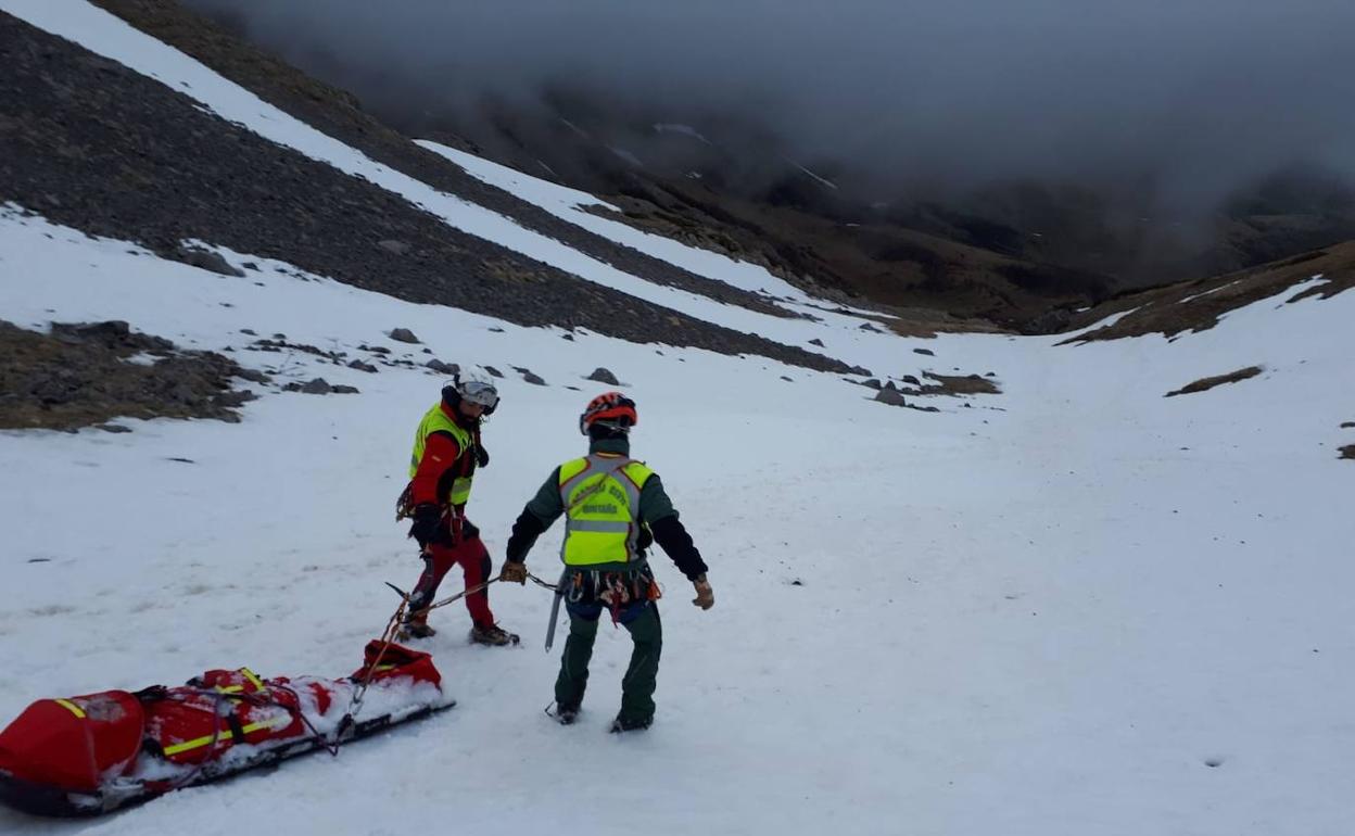 Fotos del rescate del cadáver en el descenso del Pico Mampodre, en León. 