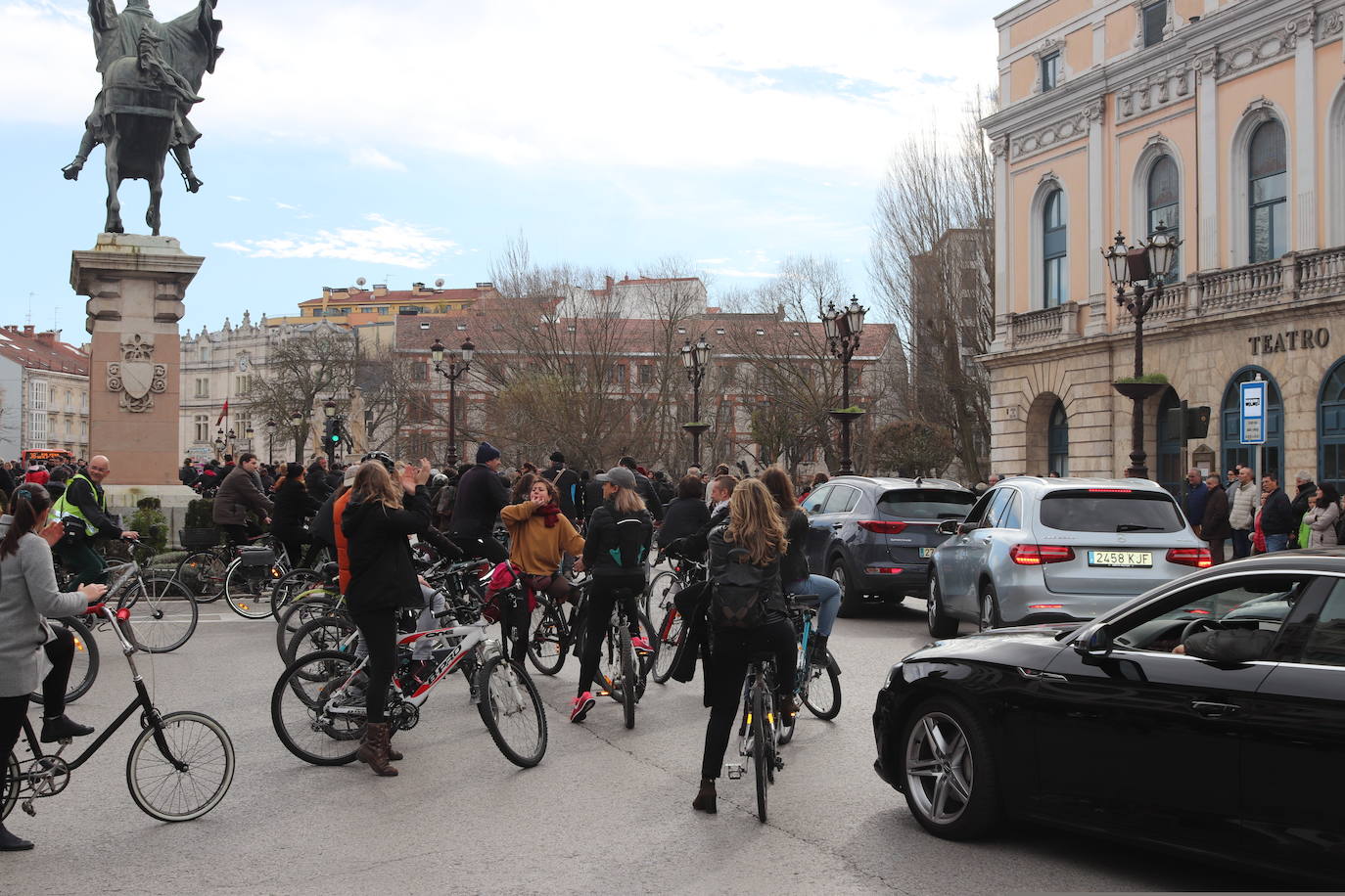 Ciclistas y usuarios de patinetes se enfrentan con la policía tras cortar la plaza del Cid.