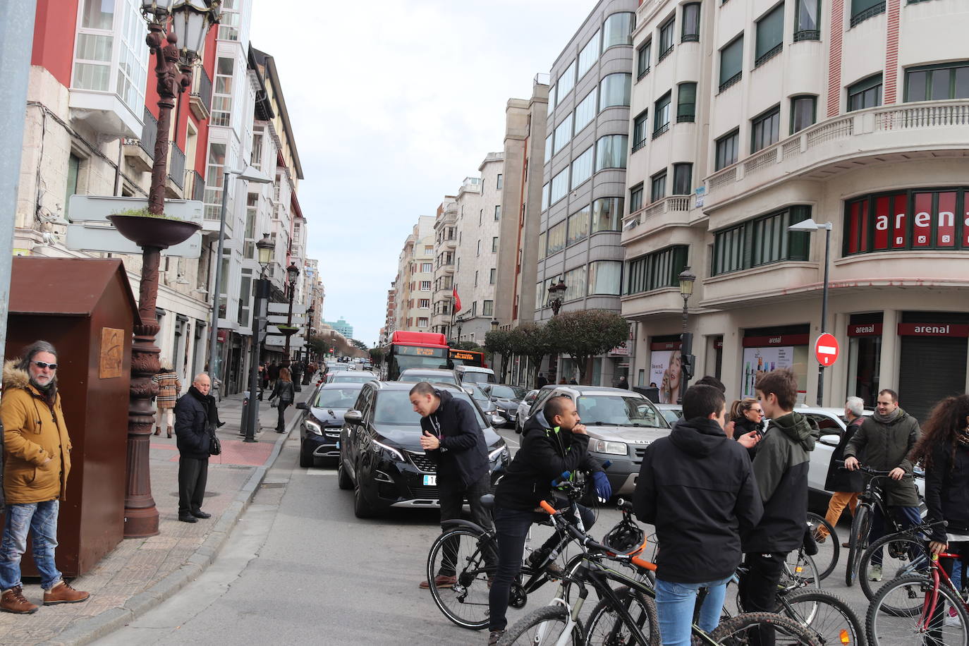 Ciclistas y usuarios de patinetes se enfrentan con la policía tras cortar la plaza del Cid.