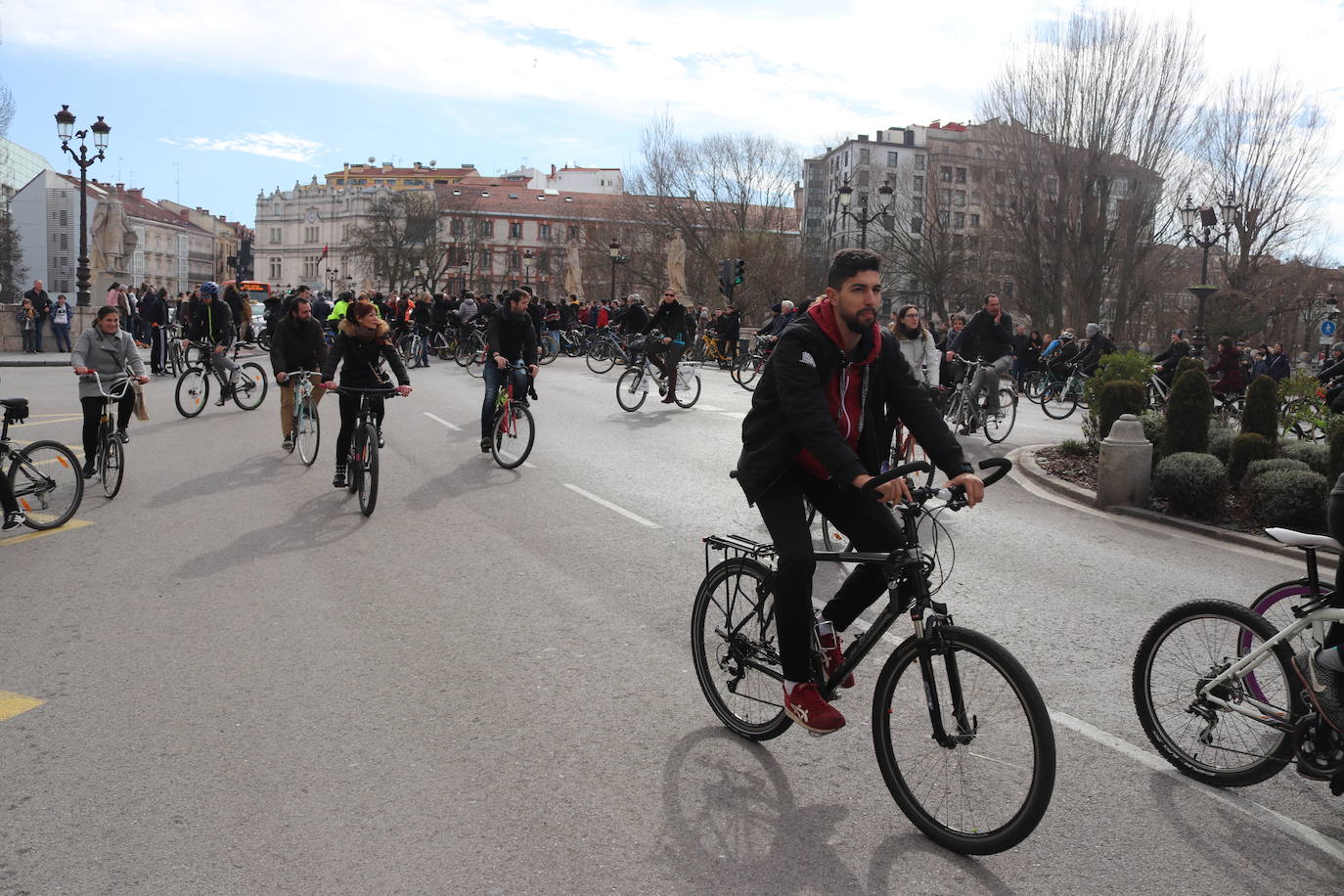 Ciclistas y usuarios de patinetes se enfrentan con la policía tras cortar la plaza del Cid.