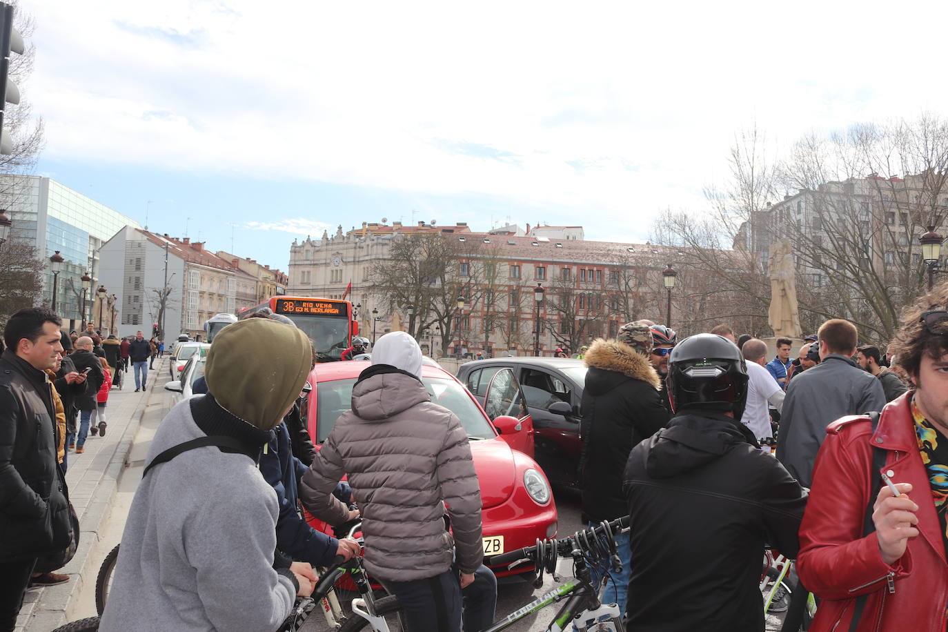 Ciclistas y usuarios de patinetes se enfrentan con la policía tras cortar la plaza del Cid.