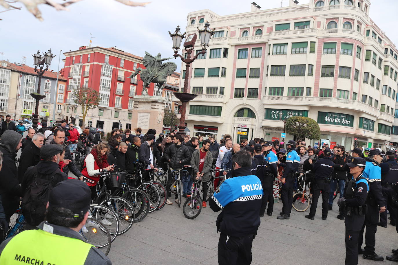 Ciclistas y usuarios de patinetes se enfrentan con la policía tras cortar la plaza del Cid.