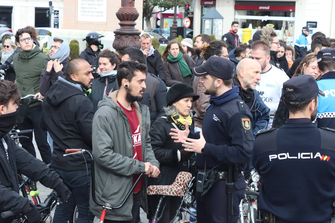 Ciclistas y usuarios de patinetes se enfrentan con la policía tras cortar la plaza del Cid.