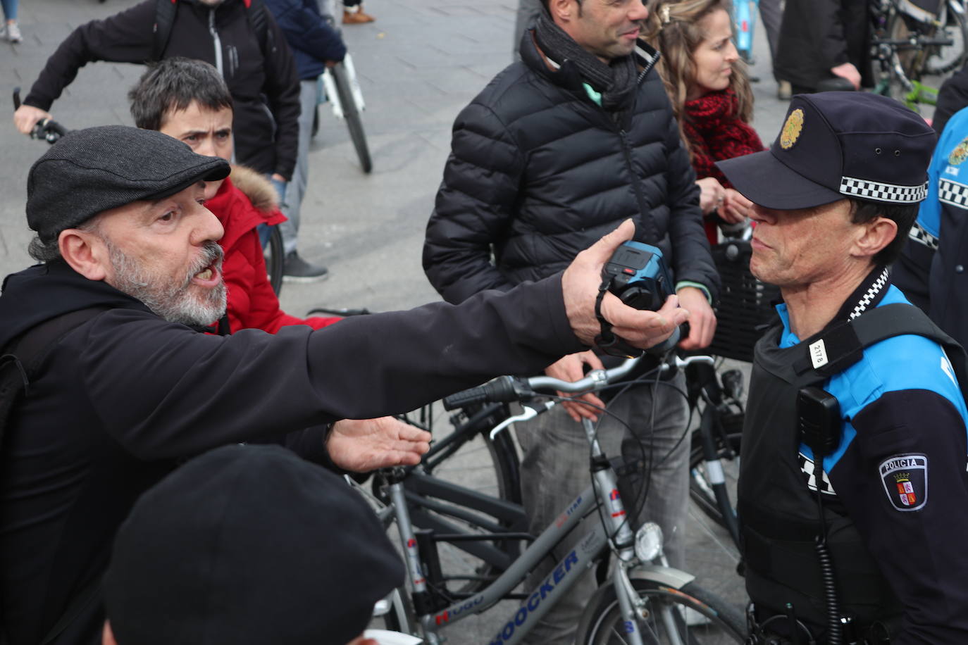 Ciclistas y usuarios de patinetes se enfrentan con la policía tras cortar la plaza del Cid.