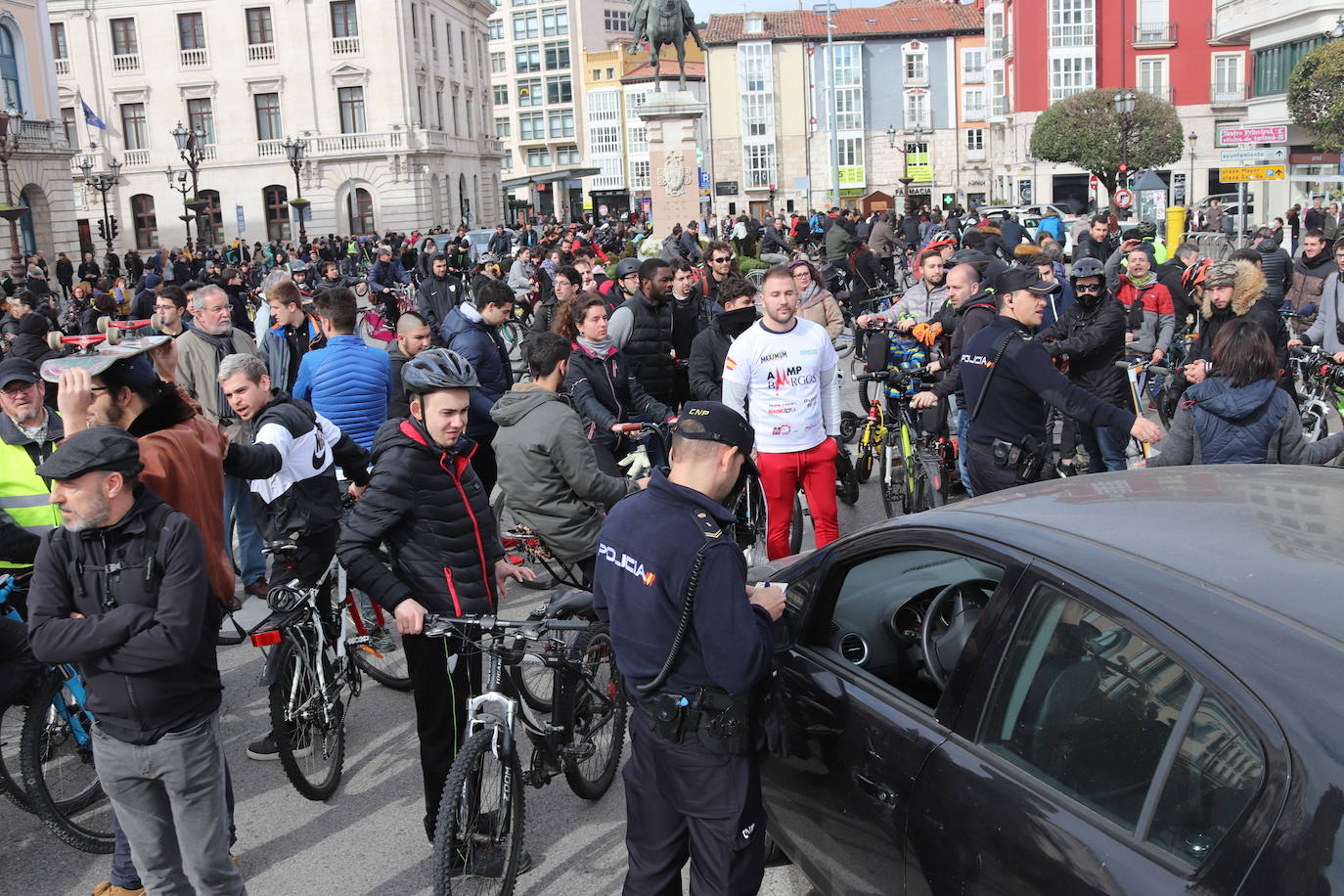 Ciclistas y usuarios de patinetes se enfrentan con la policía tras cortar la plaza del Cid.