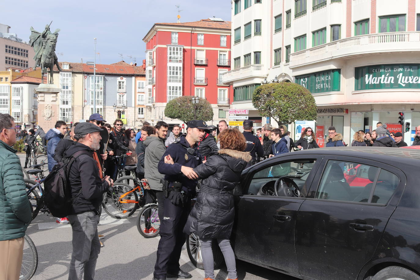 Ciclistas y usuarios de patinetes se enfrentan con la policía tras cortar la plaza del Cid.