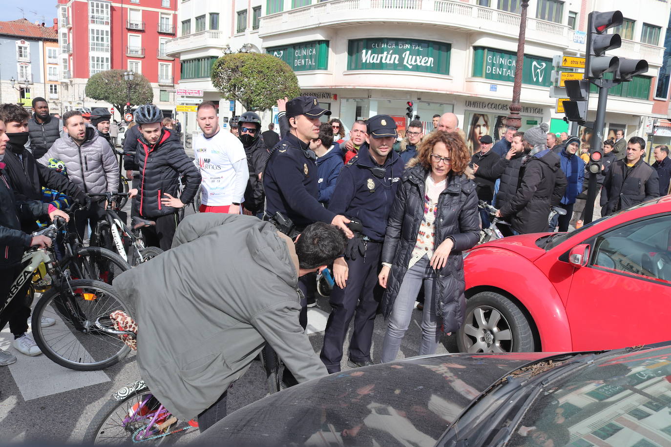 Ciclistas y usuarios de patinetes se enfrentan con la policía tras cortar la plaza del Cid.