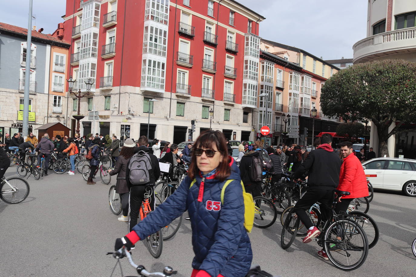 Ciclistas y usuarios de patinetes se enfrentan con la policía tras cortar la plaza del Cid.