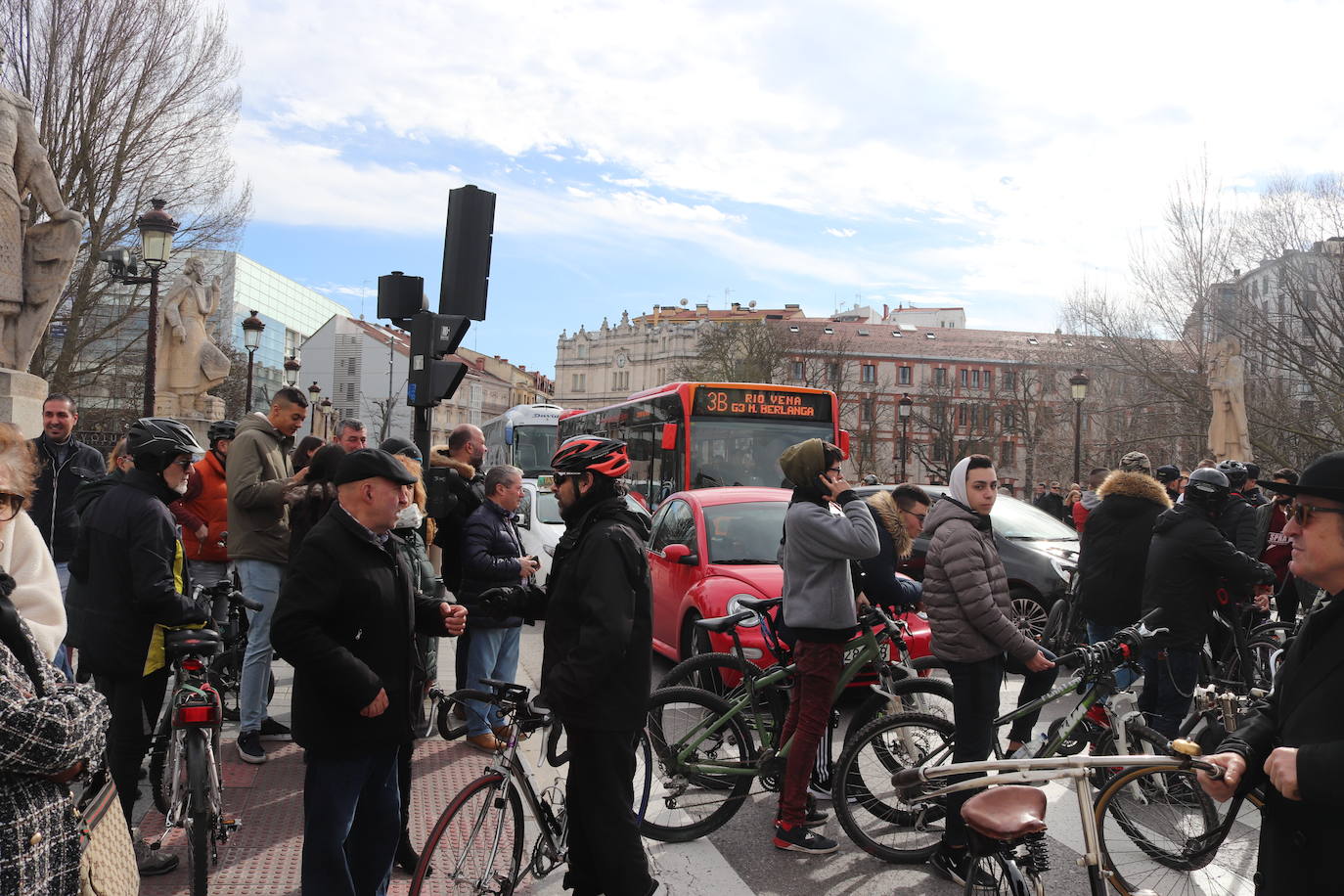 Ciclistas y usuarios de patinetes se enfrentan con la policía tras cortar la plaza del Cid.