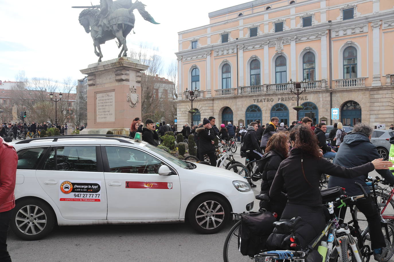 Ciclistas y usuarios de patinetes se enfrentan con la policía tras cortar la plaza del Cid.