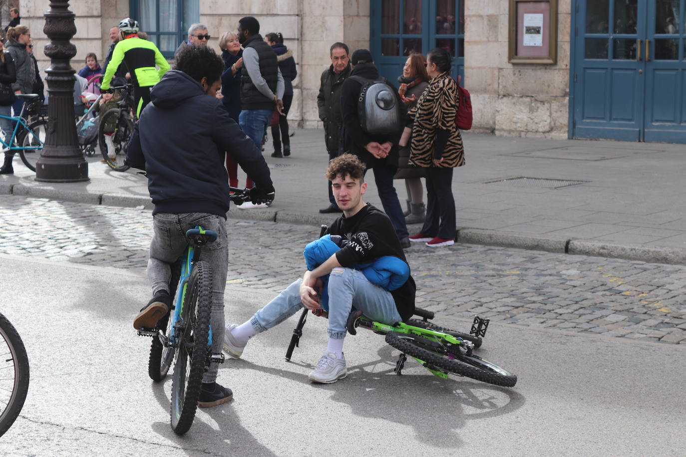 Ciclistas y usuarios de patinetes se enfrentan con la policía tras cortar la plaza del Cid.