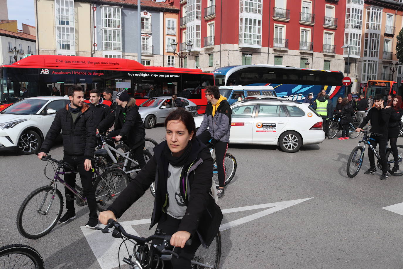 Ciclistas y usuarios de patinetes se enfrentan con la policía tras cortar la plaza del Cid.