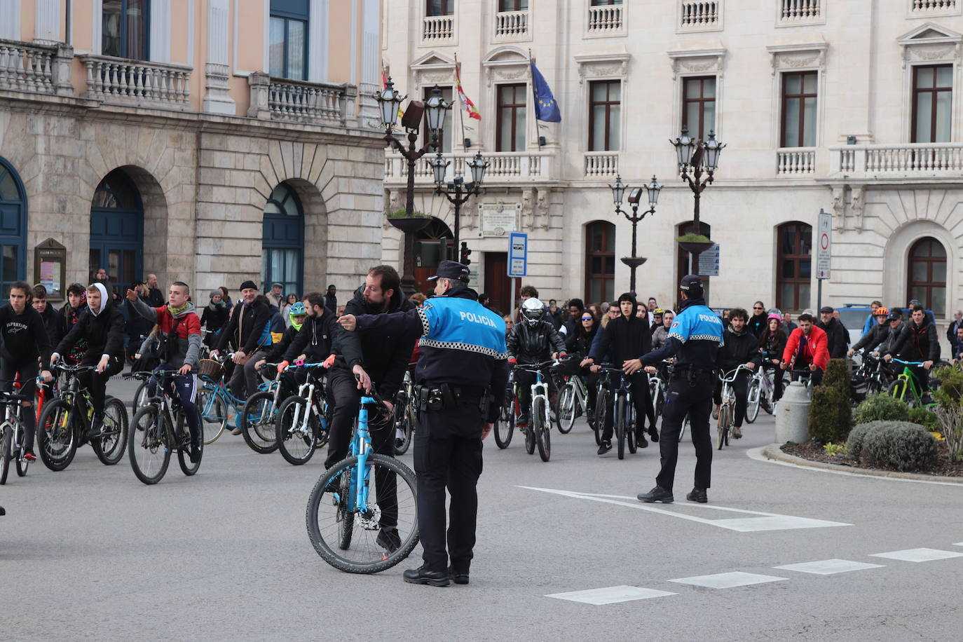 Ciclistas y usuarios de patinetes se enfrentan con la policía tras cortar la plaza del Cid.