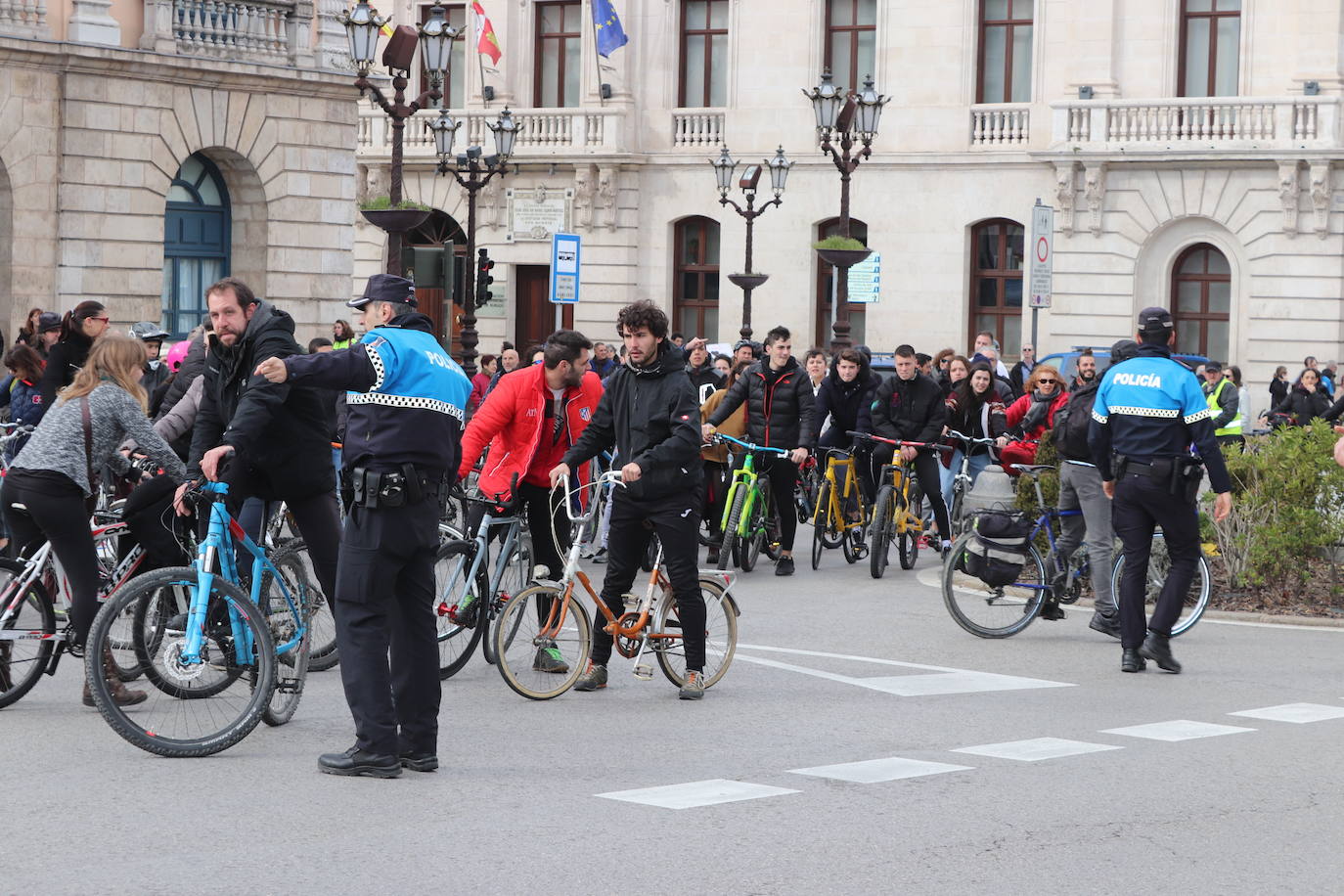 Ciclistas y usuarios de patinetes se enfrentan con la policía tras cortar la plaza del Cid.