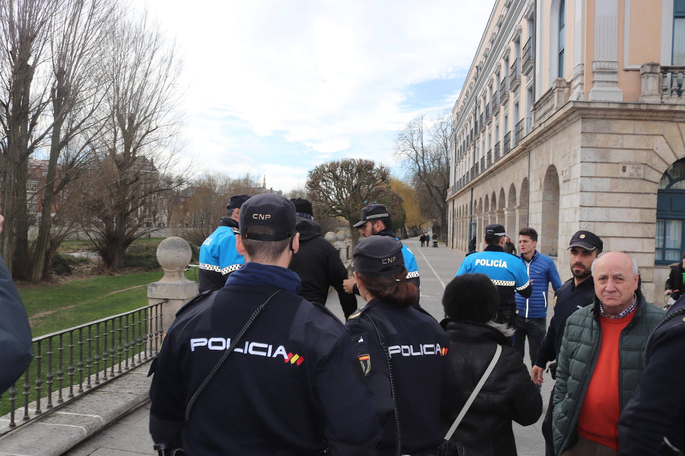 Ciclistas y usuarios de patinetes se enfrentan con la policía tras cortar la plaza del Cid.