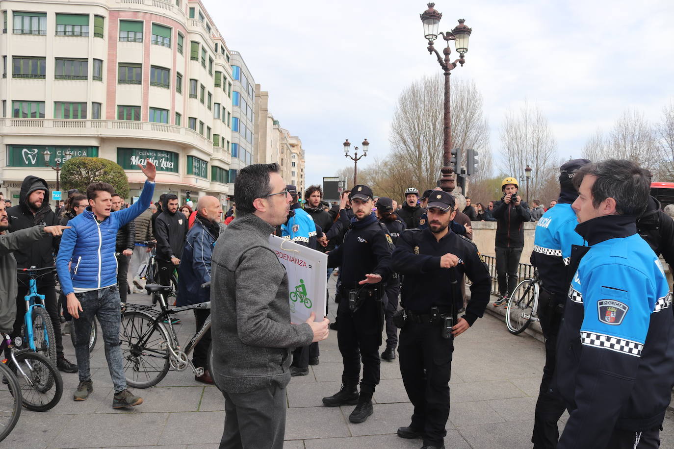 Ciclistas y usuarios de patinetes se enfrentan con la policía tras cortar la plaza del Cid.