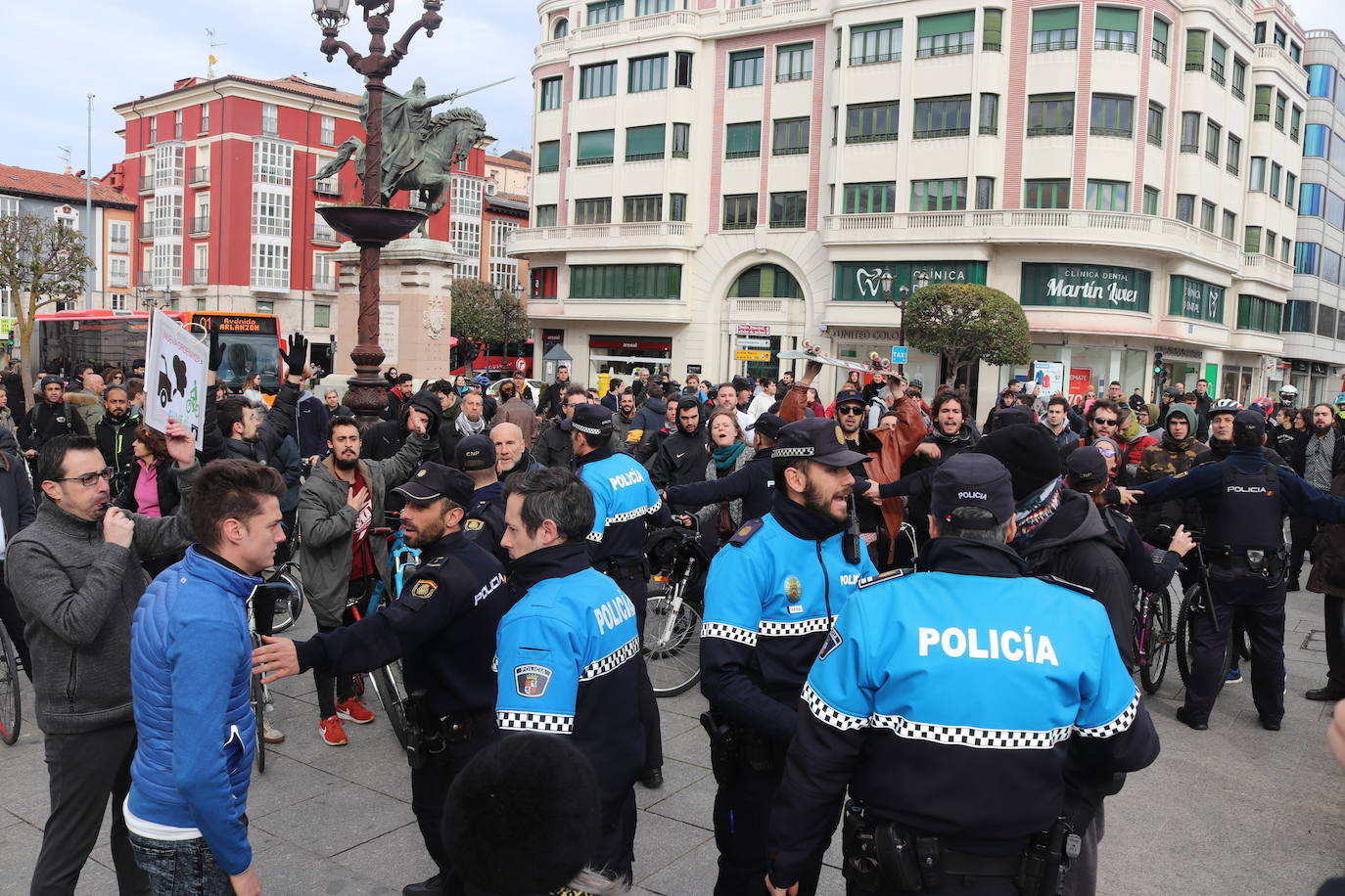 Ciclistas y usuarios de patinetes se enfrentan con la policía tras cortar la plaza del Cid.