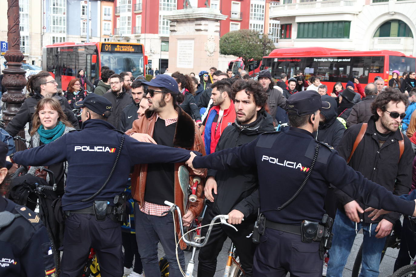 Ciclistas y usuarios de patinetes se enfrentan con la policía tras cortar la plaza del Cid.