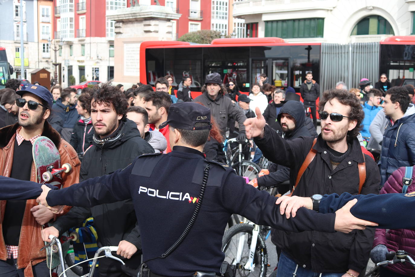 Ciclistas y usuarios de patinetes se enfrentan con la policía tras cortar la plaza del Cid.